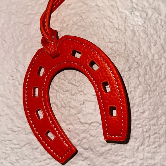 Celebrity look horseshoe purse charms in faux leather orange with white thread - Picture 3 of 4